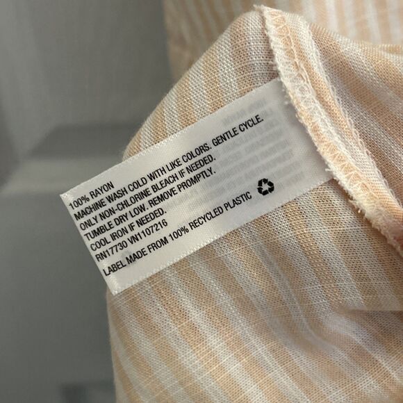 NWT Ingrid & Isabel Maternity Flutter Tank Top Tie Back White Peach Size Small - Picture 6 of 16